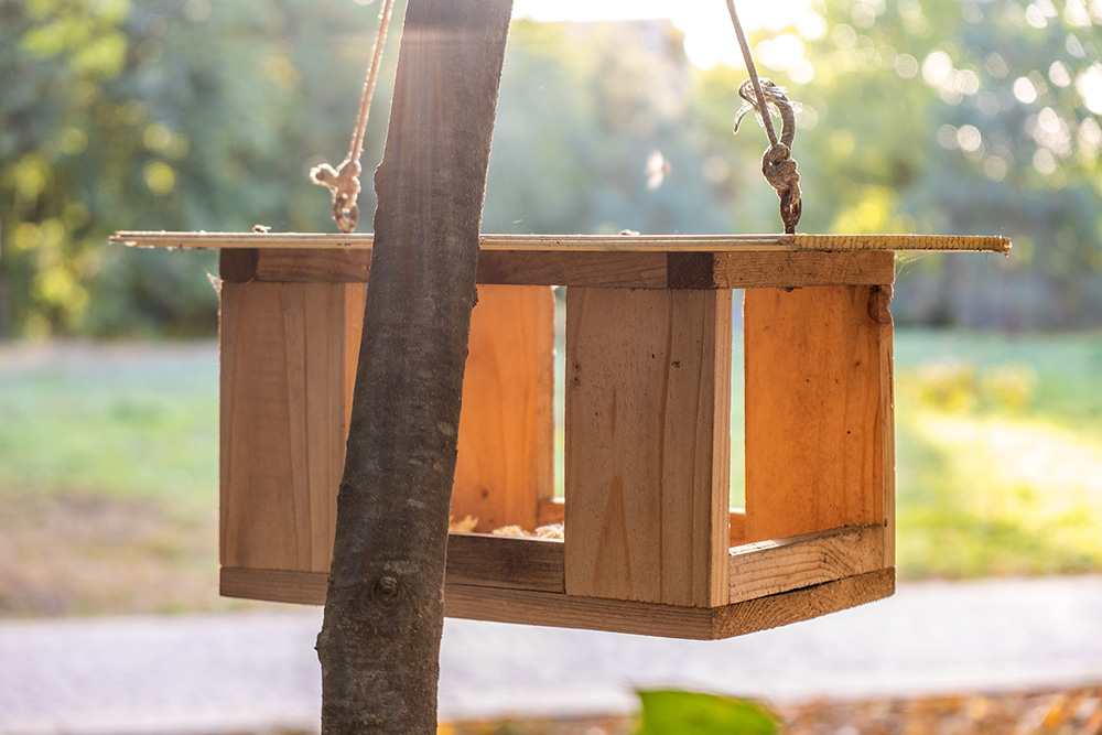 drewniany karmnik dla ptaków z dachem jednospadowym