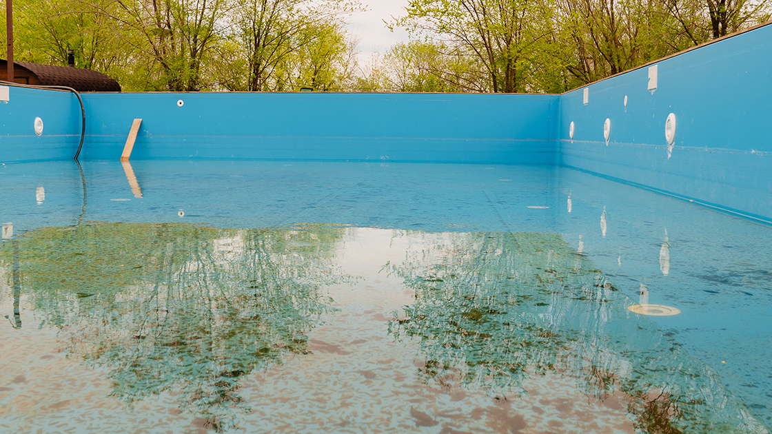 Zielona woda w basenie? Sprawdź jak o nią dbać - poradnik
